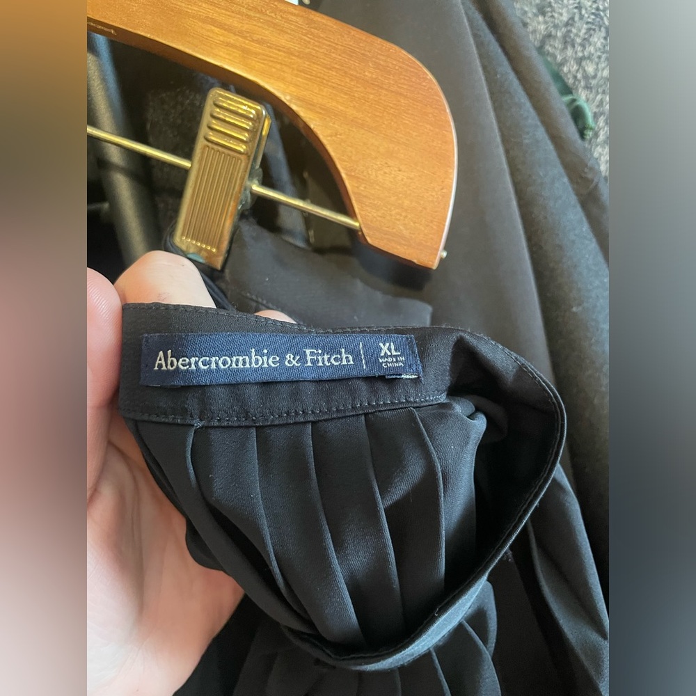 Abercrombie & Fitch xl pleated black skirt - Picture 3 of 4